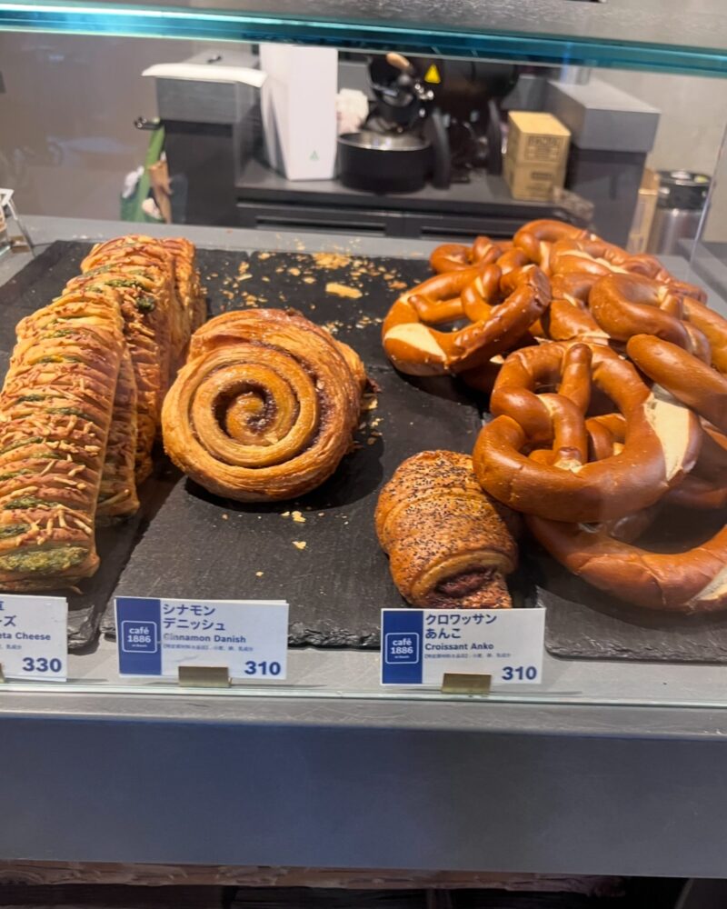 cafe1886 at Bosch横浜のショーケースに並ぶドイツ風プレッツェルやクロワッサンあんこ