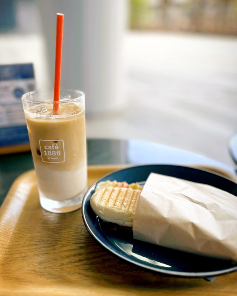 cafe1886 at Bosch横浜で注文したハム・チーズ・ベーコンのモーニングパニーニとアイスカフェラテ
