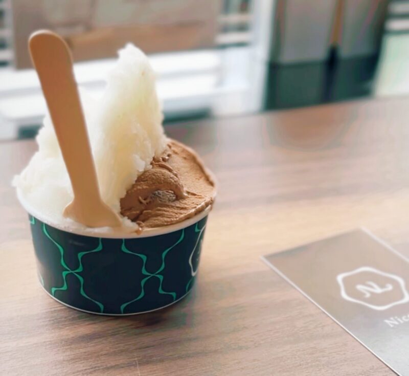 浜なしジェラートと焼きバナナチョコレートのジェラート。横浜の梨を使った爽やかな味わいと濃厚なチョコの組み合わせ。