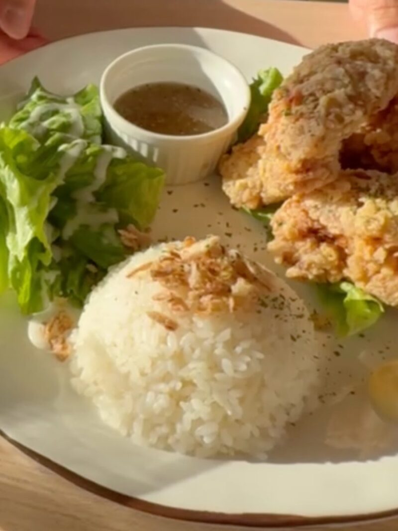 つるま食堂のランチメニュー「特製鶏の唐揚げプレート」。ご飯とサラダが添えられている