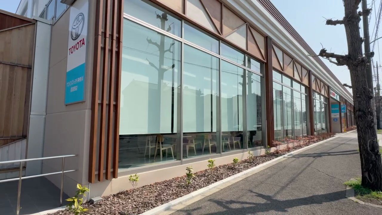 スターバックス横浜荏田西店のテラス席で飼い主に抱っこされる白い小型犬