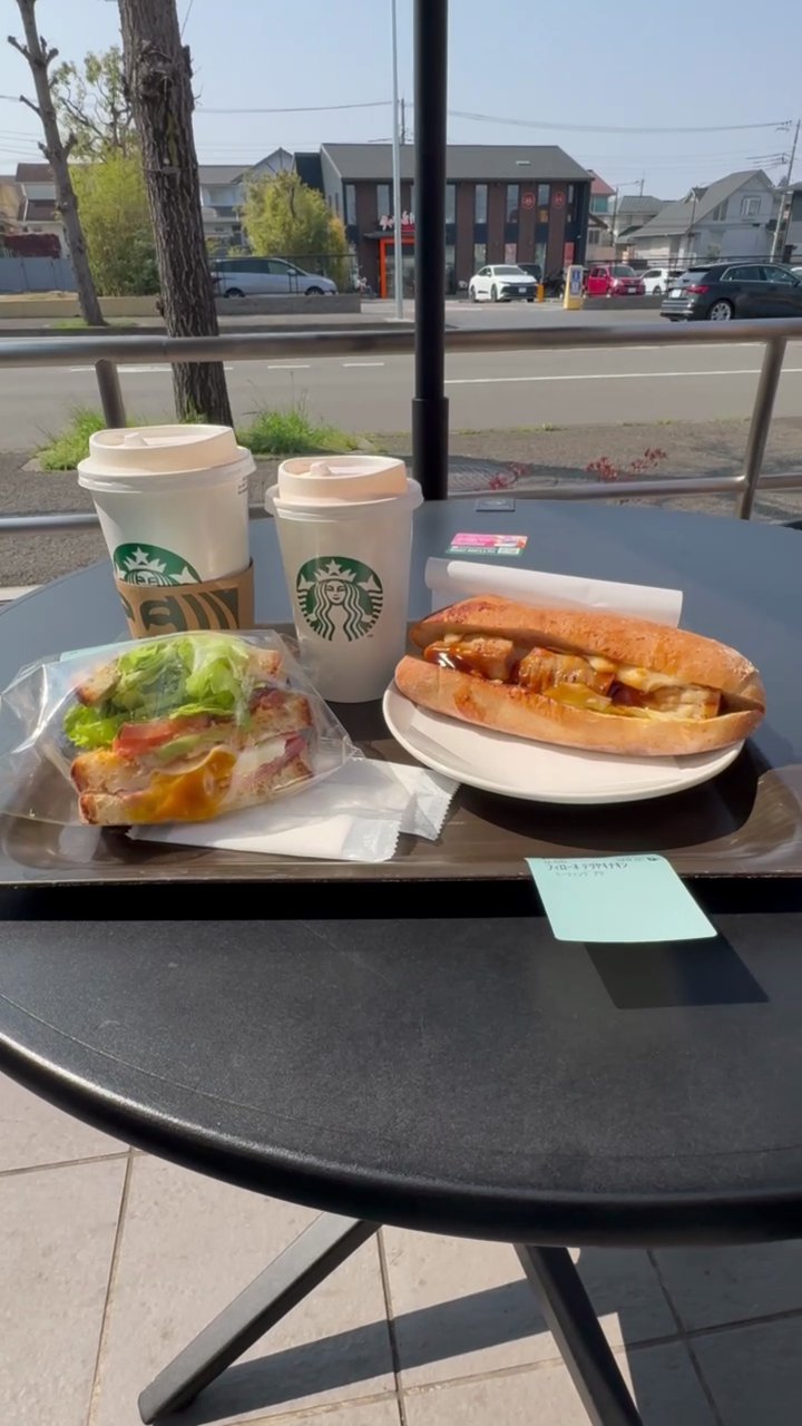 スターバックス横浜荏田西店のテラス席に並ぶ、ハム&チーズ石窯カンパーニュサンドとチキン&チーズアラビアータ石窯フィローネ、ドリンク2杯