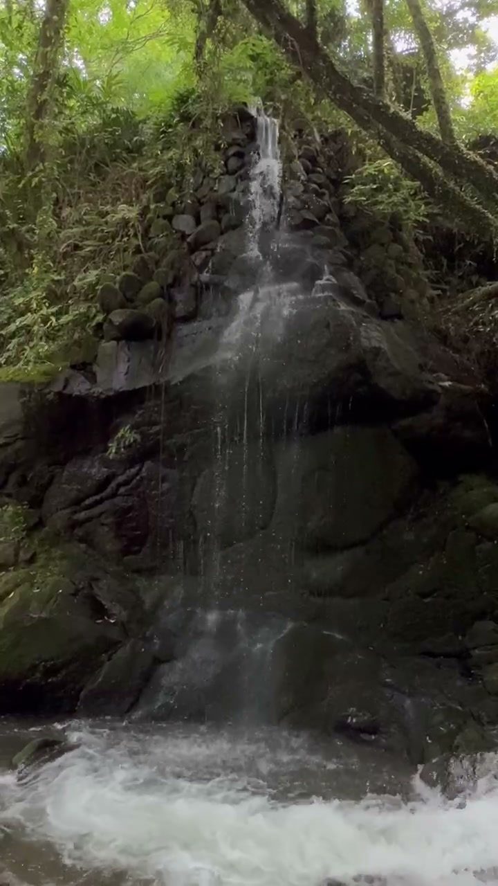 岩肌を流れ落ちる滝