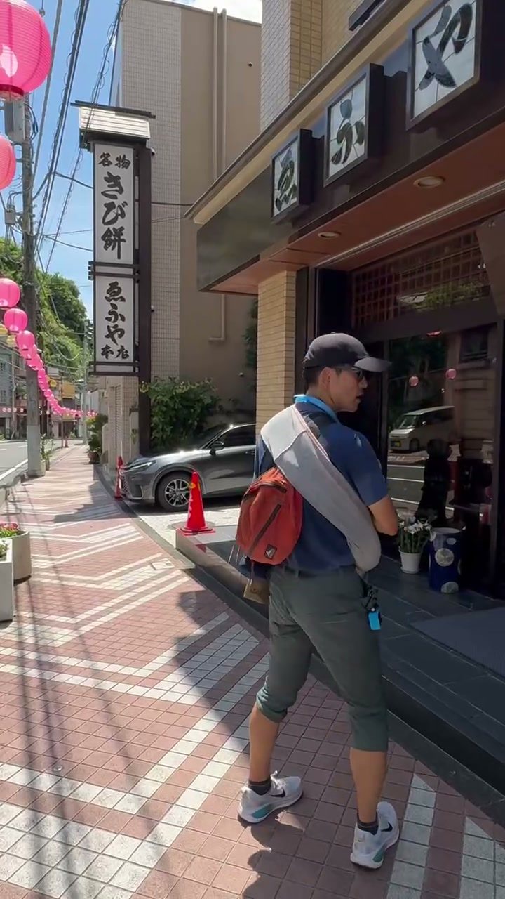 ピンクの提灯が連なる通りとゑふやの縦看板