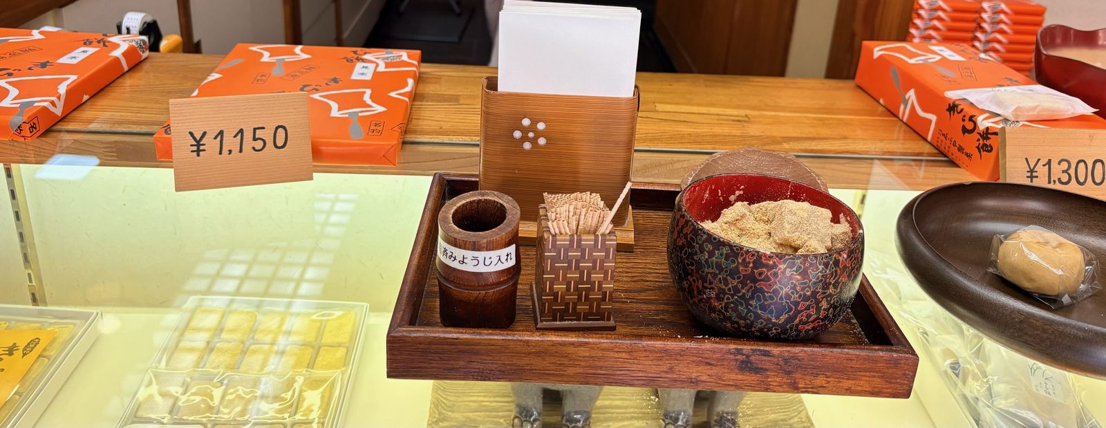 ゑふや店内のショーケースときな粉の鉢