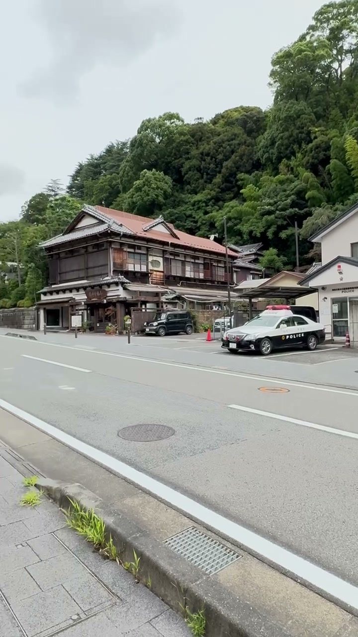 温泉街の交番と木造旅館