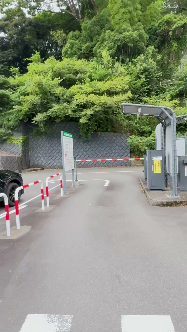 赤白のゲートバーと発券機がある駐車場入口