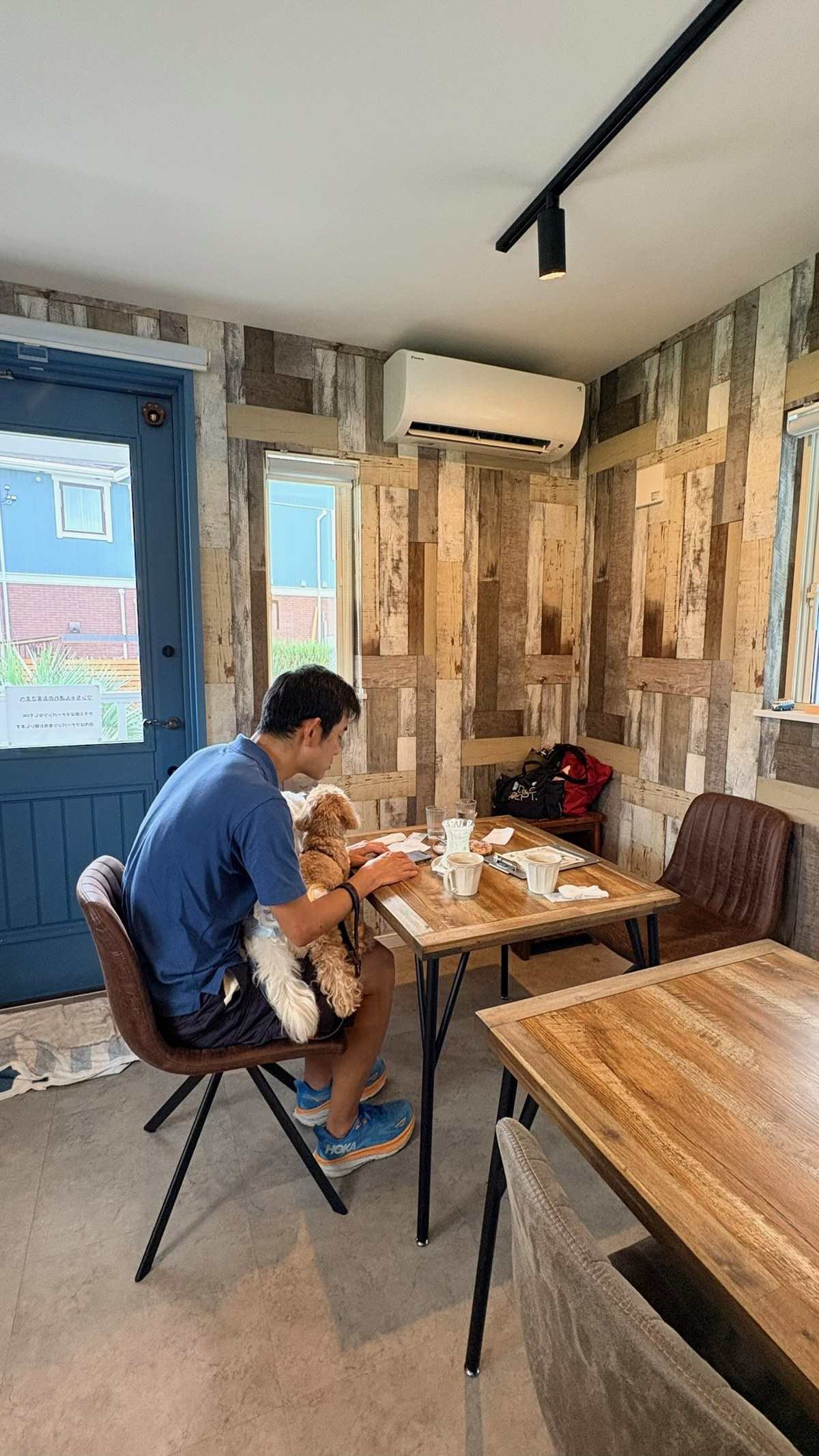 犬を膝に乗せて座れる店内のテーブル席