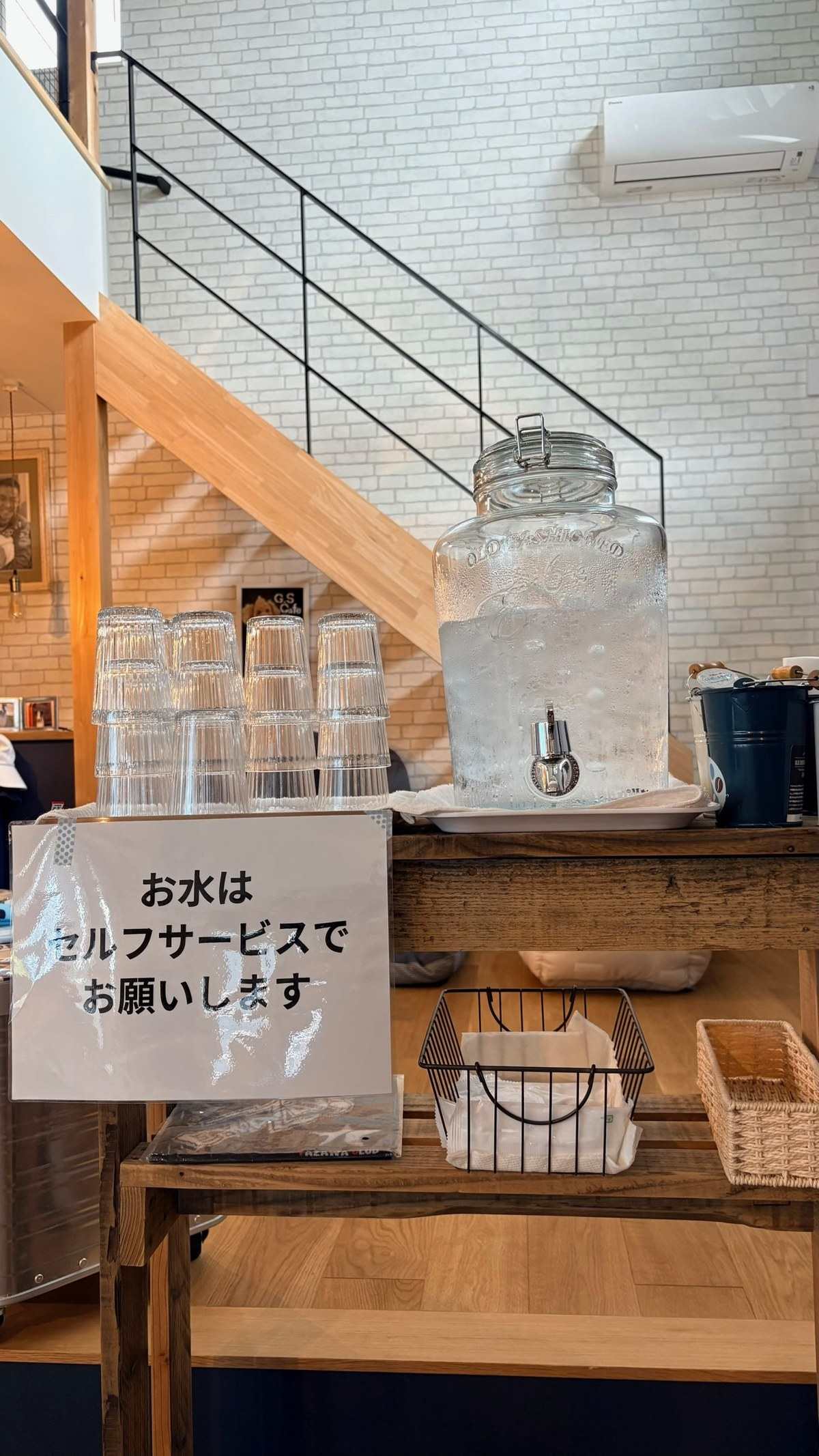 「お水はセルフサービスでお願いします」の掲示とウォーターサーバー