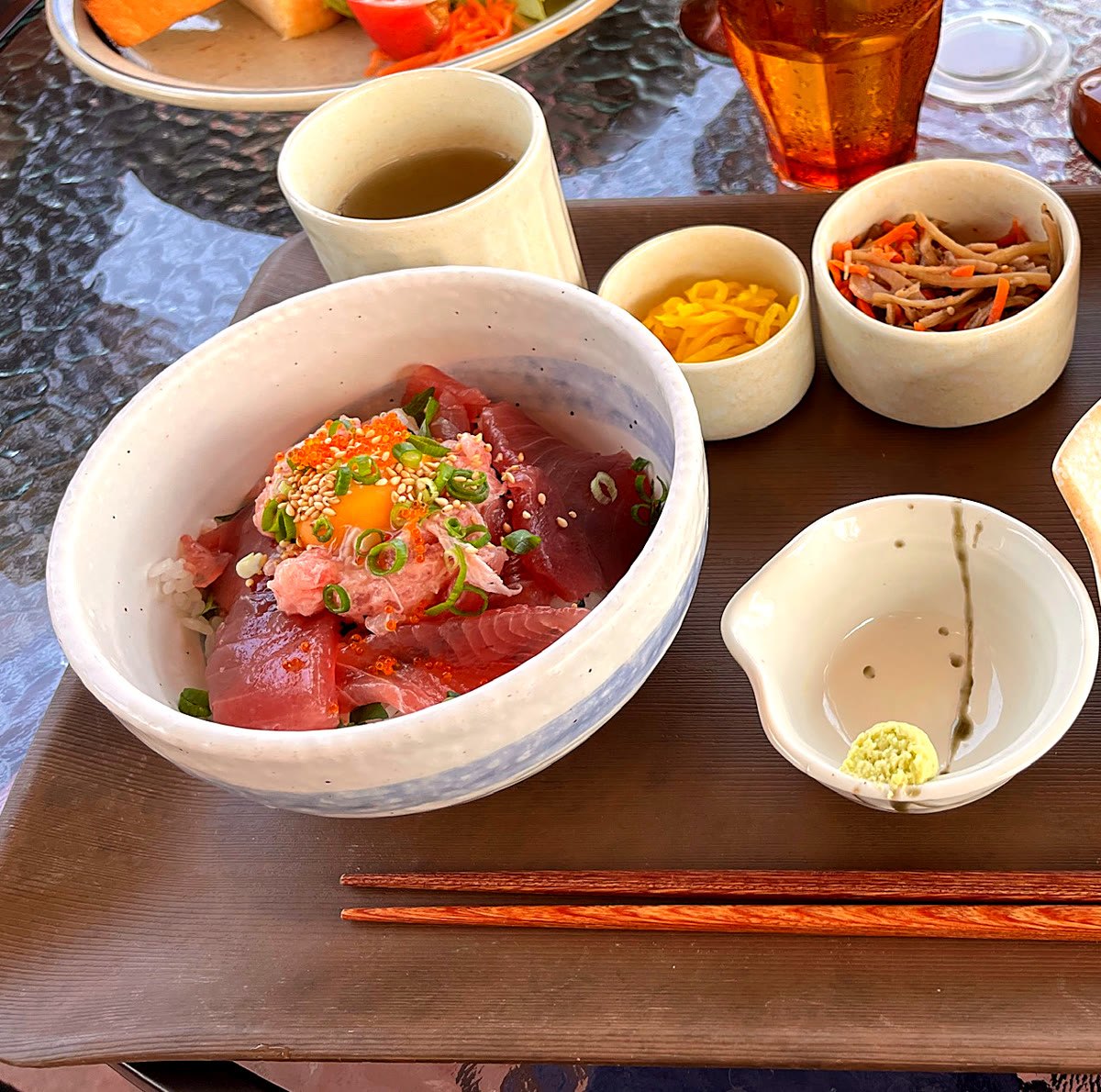 マグロとネギトロの月見丼定食