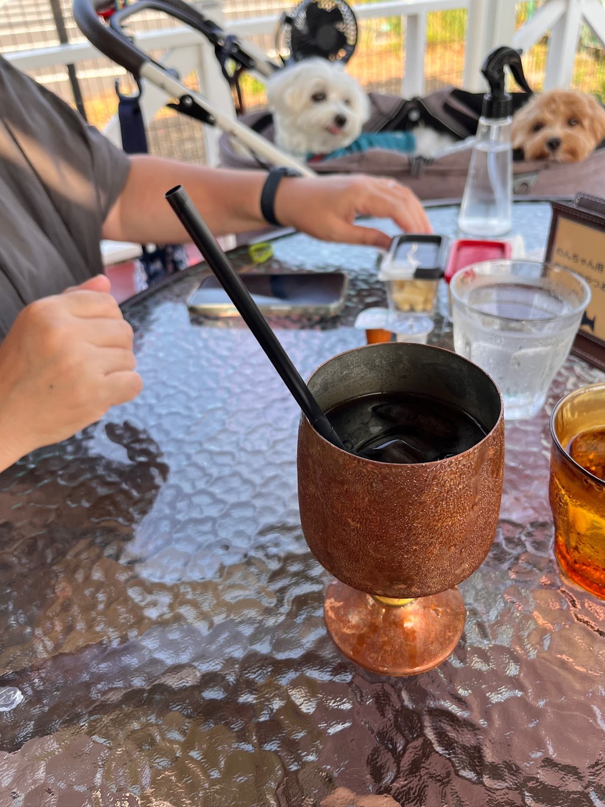 銅のカップで出てくるアイスコーヒー