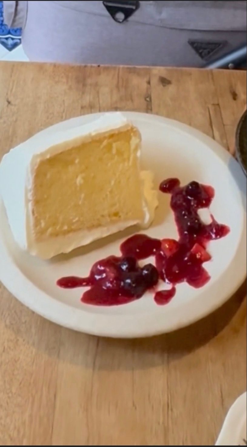 ベリーソースのフラッフィーケーキ