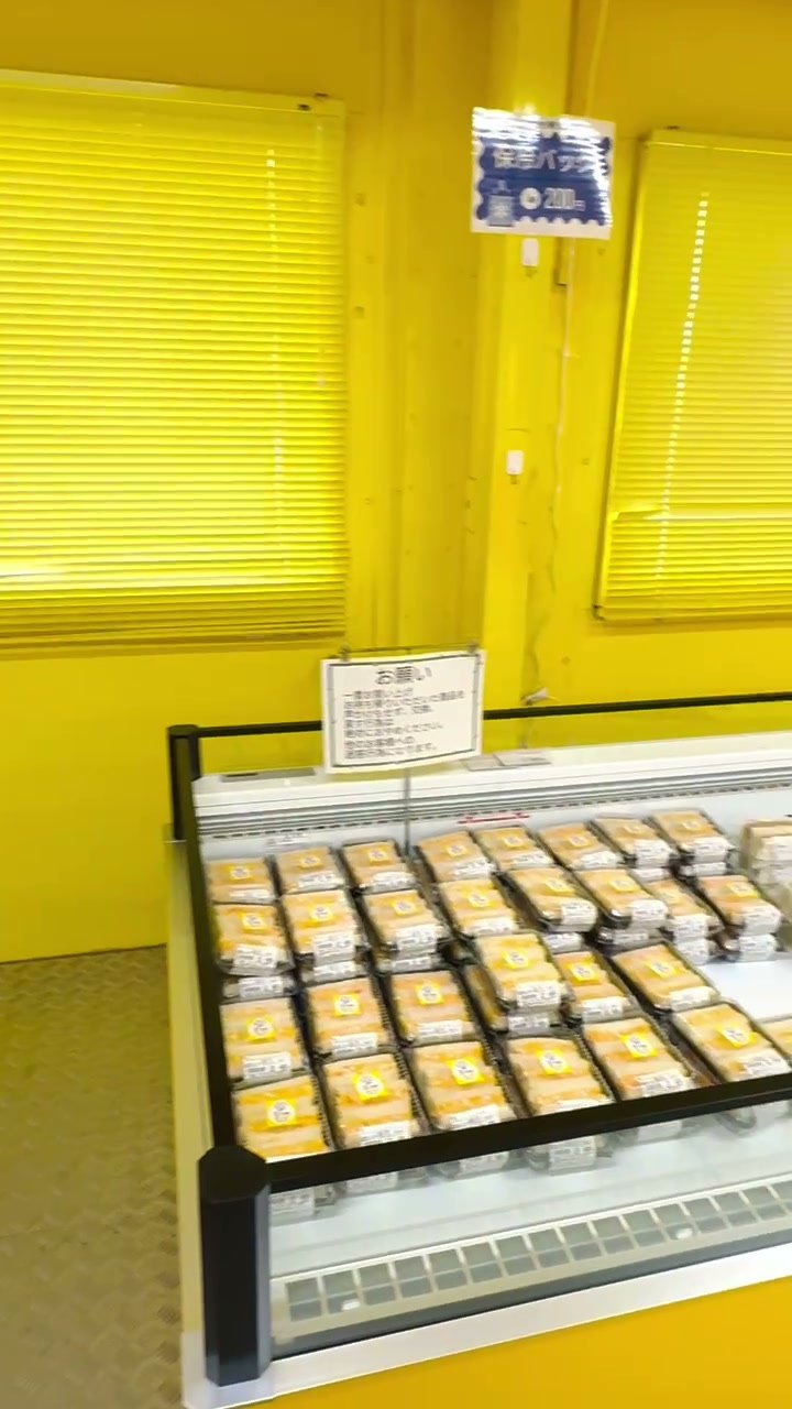 玉子サンド研究所の建物の中の冷蔵ショーケースに並ぶサンドイッチ