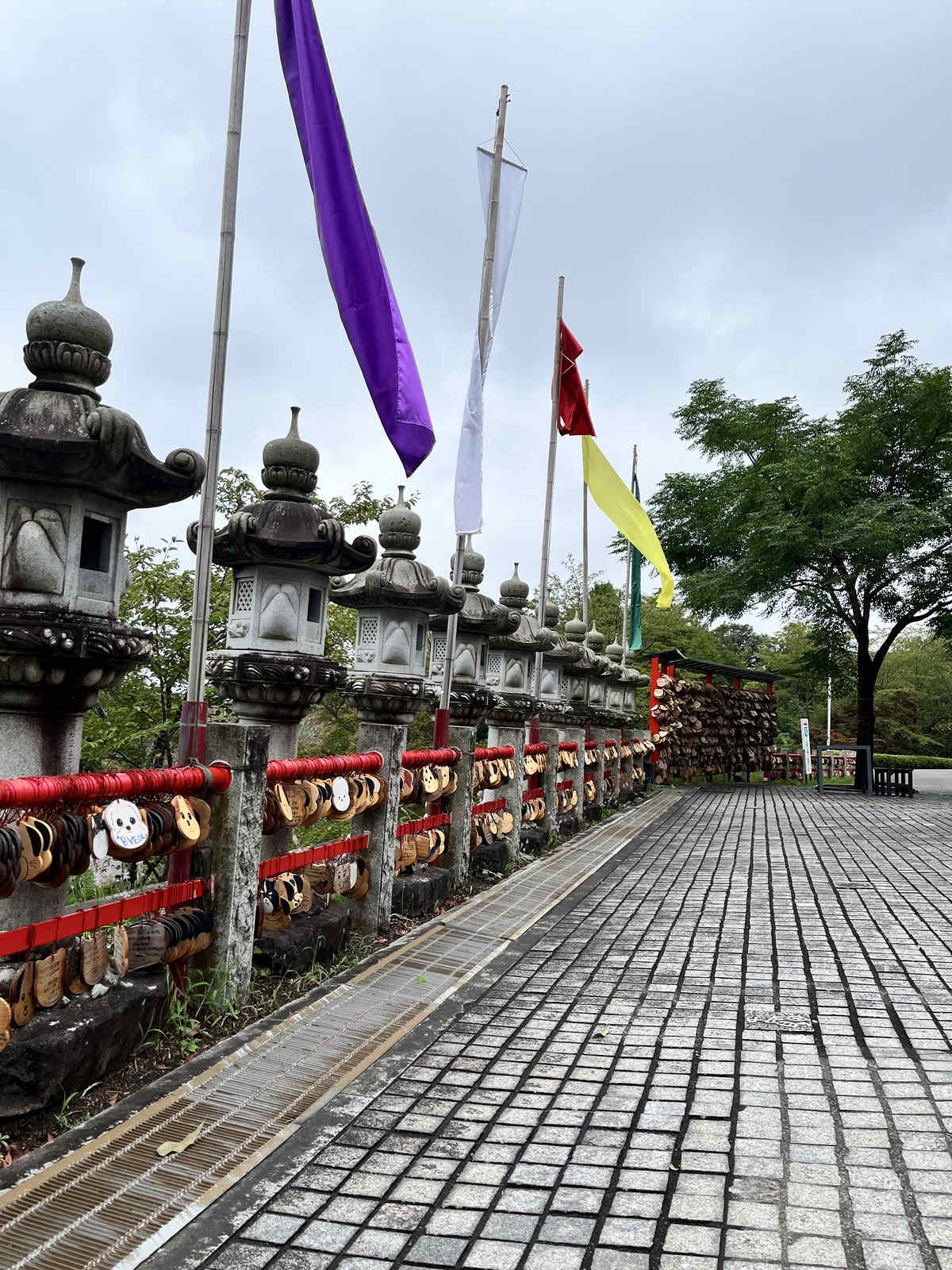 石灯籠と絵馬が並ぶ参道