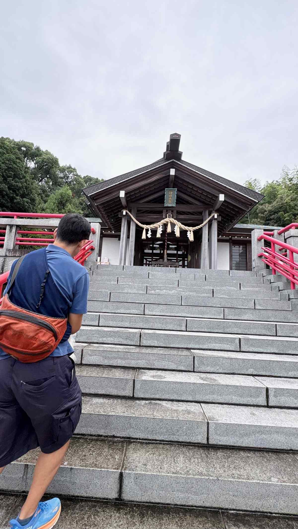 社殿へ続く石段