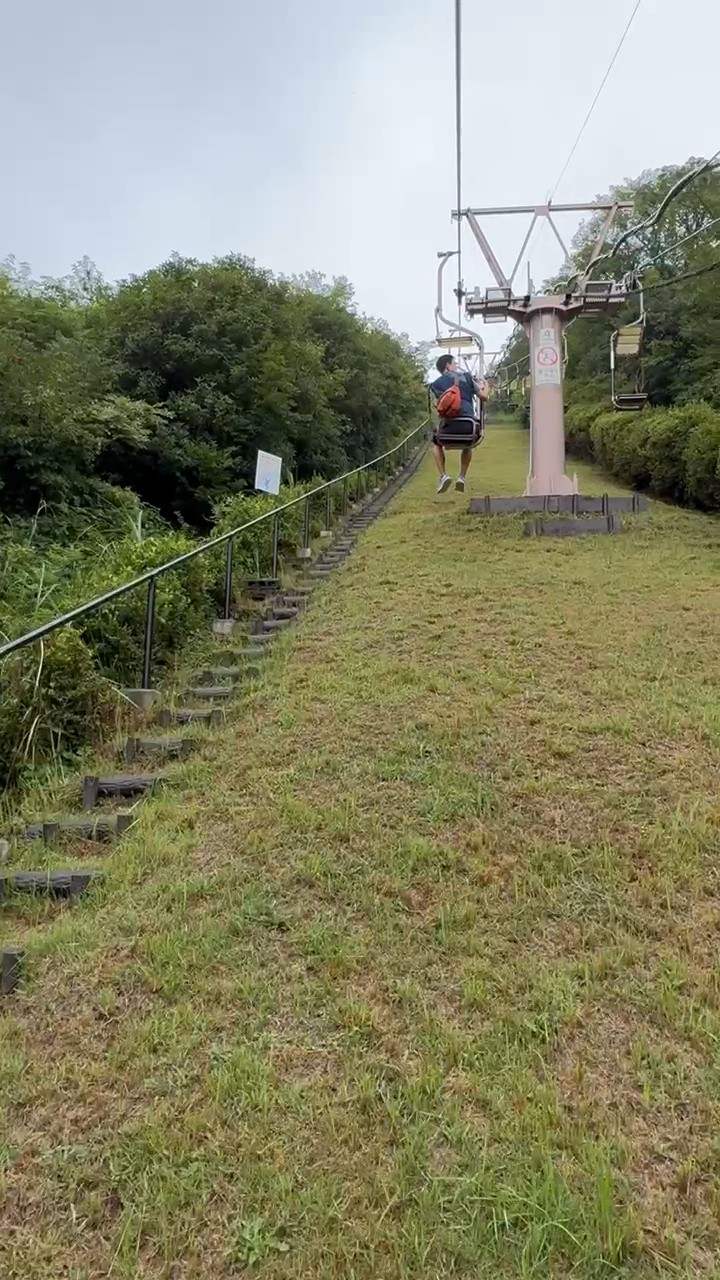 リフト乗り場から山頂へ続く斜面