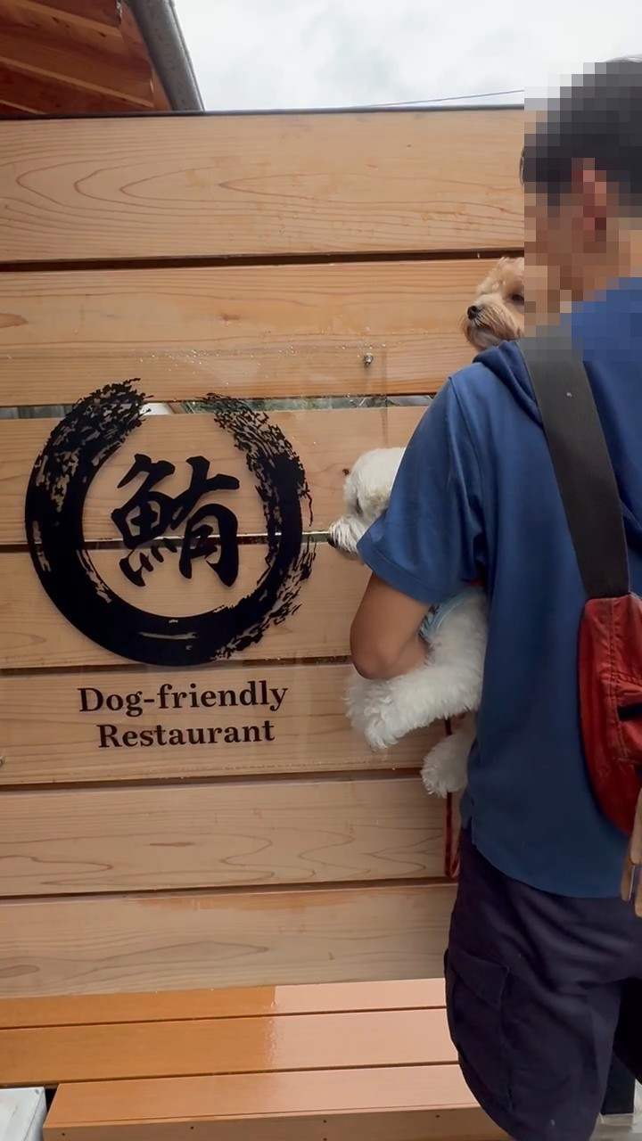 Dog-friendly Restaurantと書かれた店の壁